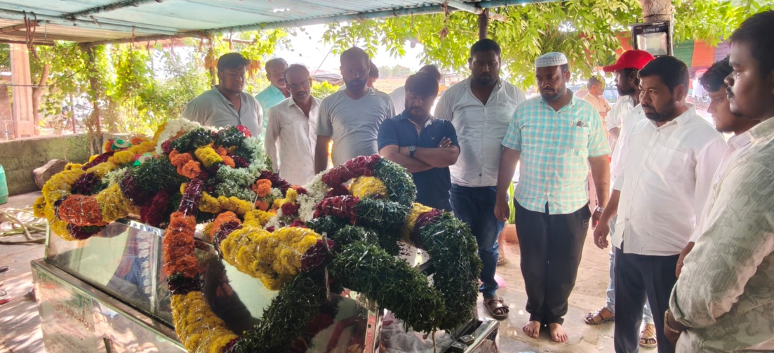 అకస్మాత్తుగా మృతి చెందిన నల్లగుట్టపల్లి శేఖర్ కుటుంబాన్ని పరామర్శించి మృతదేహానికి నివాళులు ఆర్పించిన MDPS వ్యవస్థాపక అధ్యక్షులు పెద్దపల్లి శేఖర్ 